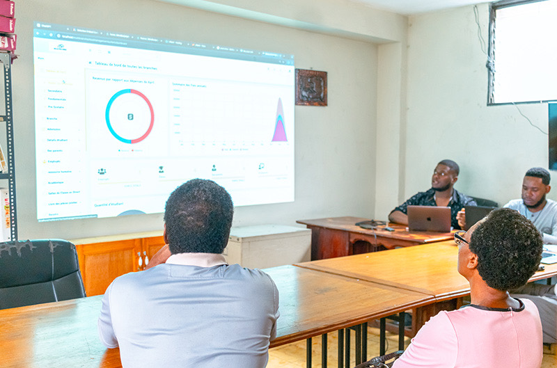 Présentation d'un tableau de bord de gestion en salle de réunion